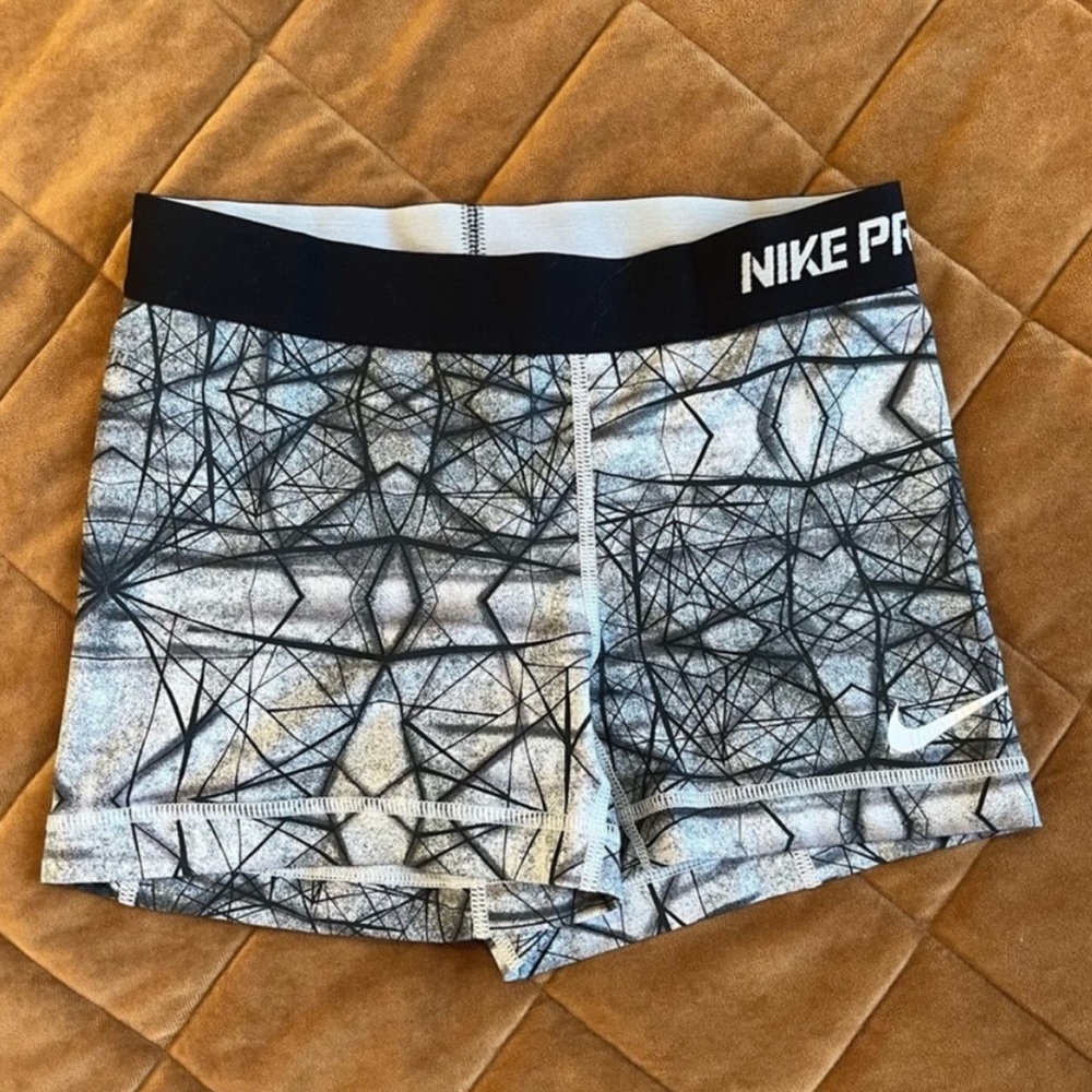 Nike Pro Women's Black & White Geometric Bike Shorts